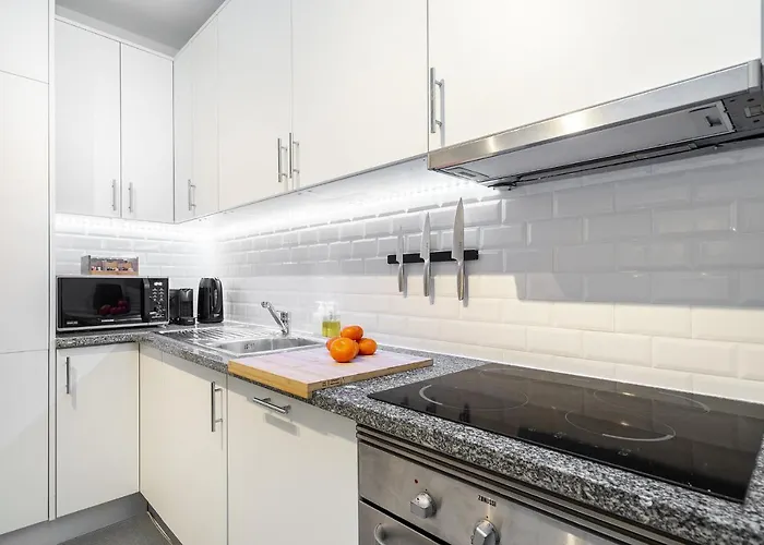 Whome Lisbon's Kept Secret: 2-bed W/ac & Patio Lägenhet