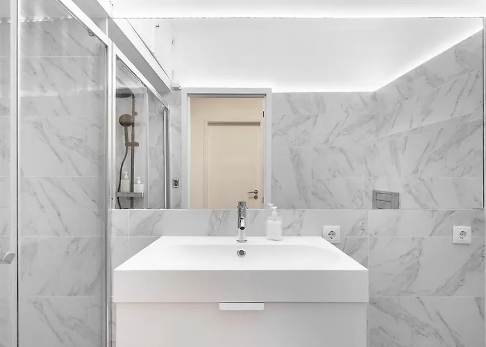 Whome Lisbon's Kept Secret: 2-bed W/ac & Patio * Lisboa