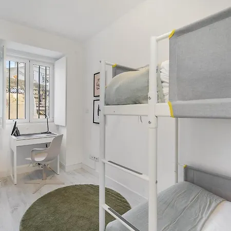Whome Lisbon's Kept Secret: 2-bed W/ac & Patio * Lisboa