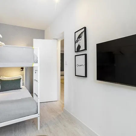 Whome Lisbon's Kept Secret: 2-bed W/ac & Patio 公寓