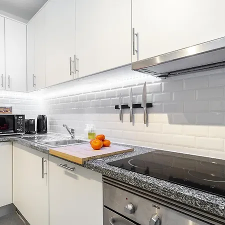 Whome Lisbon's Kept Secret: 2-bed W/ac & Patio Lägenhet