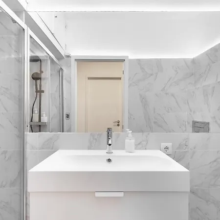 Whome Lisbon's Kept Secret: 2-bed W/ac & Patio * Lisboa